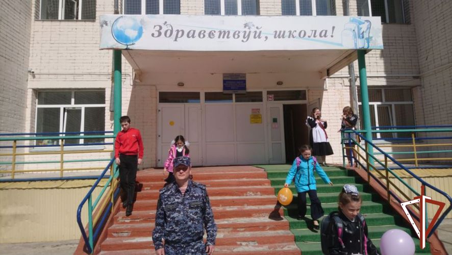 Сотрудники Росгвардии обеспечили безопасность проведения последних звонков в школах Югры