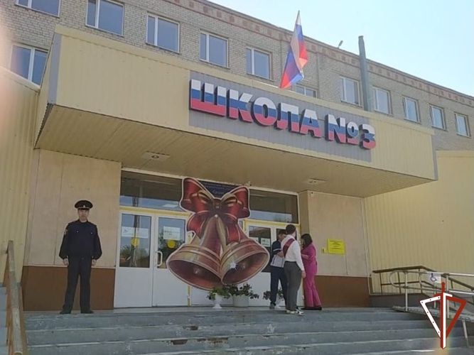 Сотрудники Росгвардии обеспечили безопасность проведения последних звонков в школах Югры