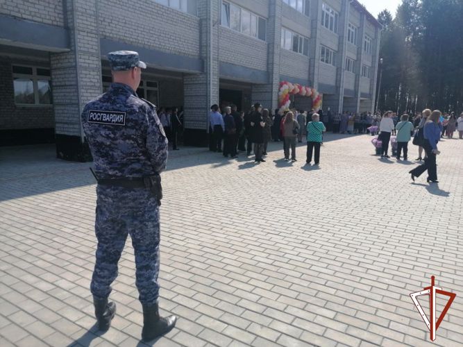 Сотрудники Росгвардии обеспечили безопасность проведения последних звонков в школах Югры