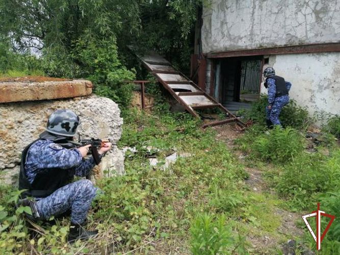 Сотрудники Росгвардии задержали в Югре подозреваемого в убийстве пожилой женщины