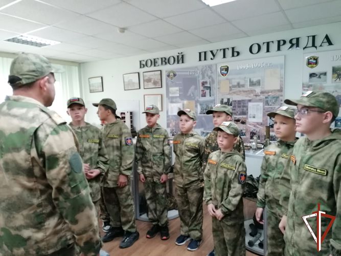 В международный День русского языка офицеры Росгвардии провели цикл встреч с молодежью Югры