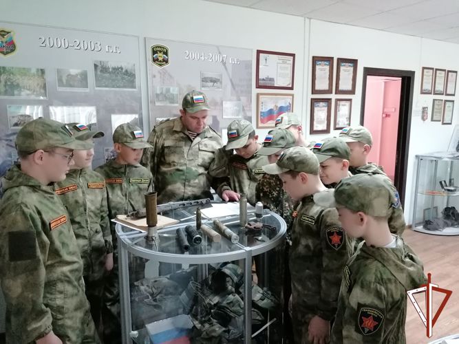 В международный День русского языка офицеры Росгвардии провели цикл встреч с молодежью Югры