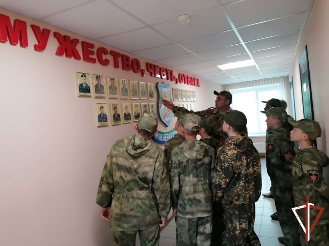 В международный День русского языка офицеры Росгвардии провели цикл встреч с молодежью Югры