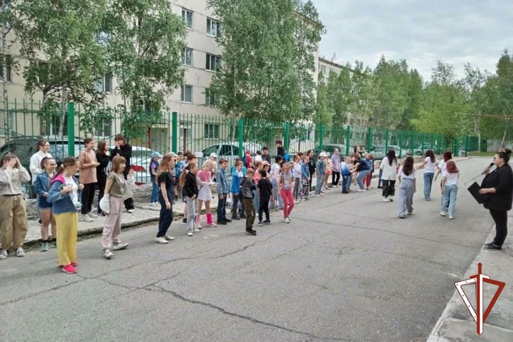 В рамках акции «Каникулы с Росгвардией» стражи правопорядка провели праздничные мероприятия для детей сотрудников ведомства