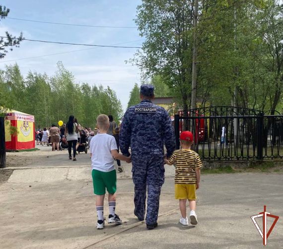 В рамках акции «Каникулы с Росгвардией» стражи правопорядка провели праздничные мероприятия для детей сотрудников ведомства