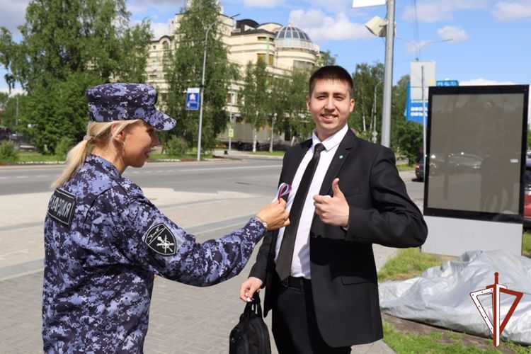 Военнослужащие и сотрудники Росгвардии приняли участие в торжественных мероприятиях, посвященных Дню России в столице Югры