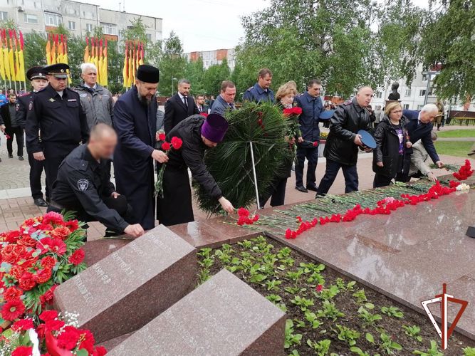 Военнослужащие и сотрудники Росгвардии приняли участие в памятных мероприятиях, посвященных Дню памяти и скорби в Югре
