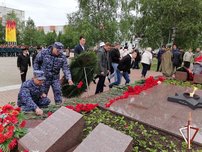 Военнослужащие и сотрудники Росгвардии приняли участие в памятных мероприятиях, посвященных Дню памяти и скорби в Югре