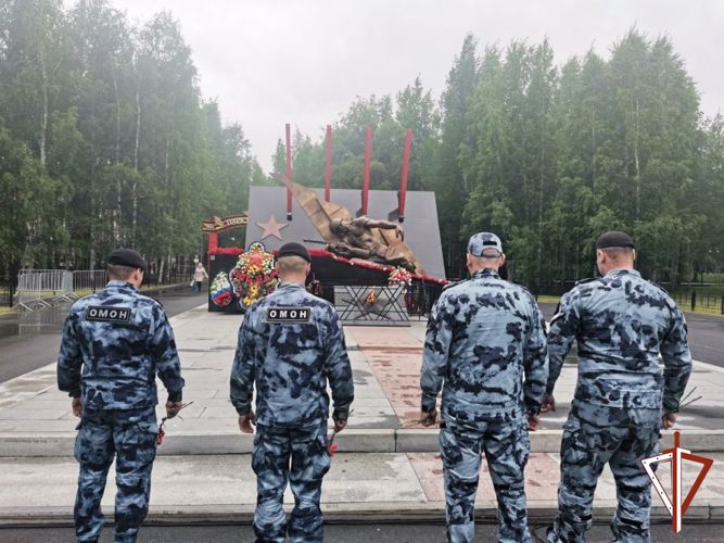 Военнослужащие и сотрудники Росгвардии приняли участие в памятных мероприятиях, посвященных Дню памяти и скорби в Югре