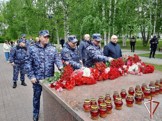 Военнослужащие и сотрудники Росгвардии приняли участие в памятных мероприятиях, посвященных Дню памяти и скорби в Югре