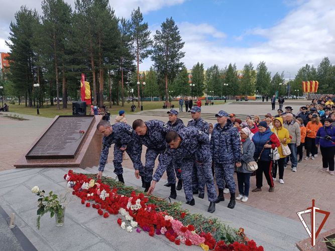 Военнослужащие и сотрудники Росгвардии приняли участие в памятных мероприятиях, посвященных Дню памяти и скорби в Югре