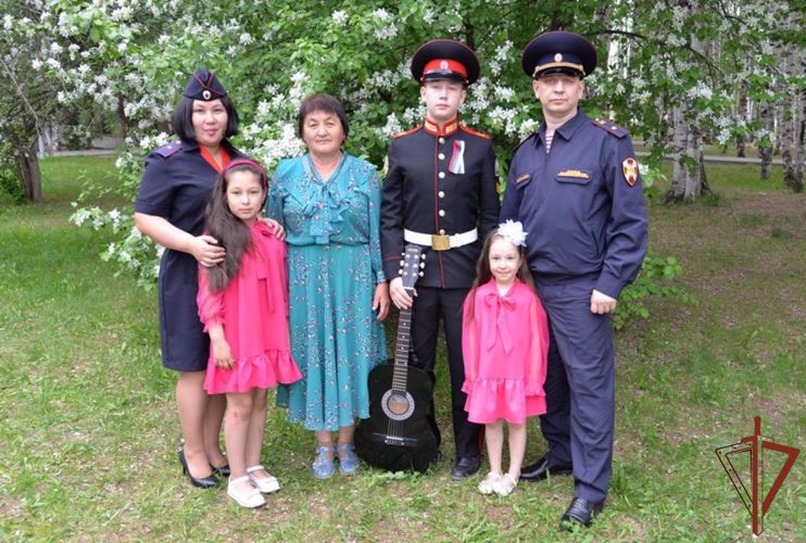 Ко Дню семьи, любви и верности семья росгвардейцев приняла участие в съемках программы телеканала «Югра» (видео)