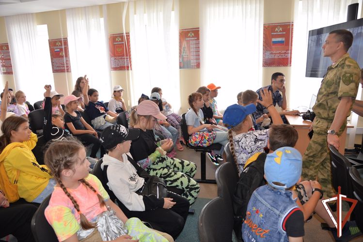В Югре к 105-летней годовщине подразделений связи Росгвардия организовала для воспитанников подшефного социального центра познавательную встречу