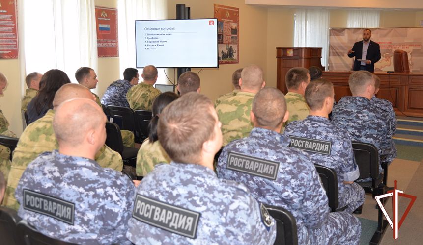 Росгвардия организовала цикл встреч с представителями просветительской организации «Российское общество «Знание»» в Югре
