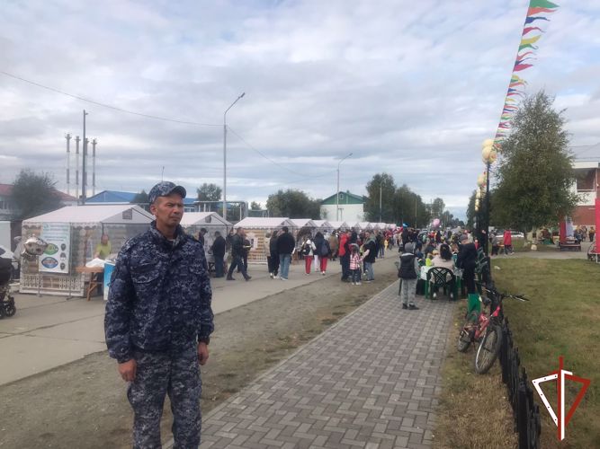 Сотрудники Росгвардии обеспечили безопасность торжественных и праздничных мероприятий в Сургуте и Березово