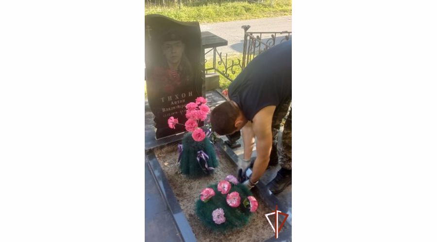  Офицеры Росгвардии провели уборку места захоронения кавалера ордена Мужества Тихон Антона и почтили память героя войск правопорядка