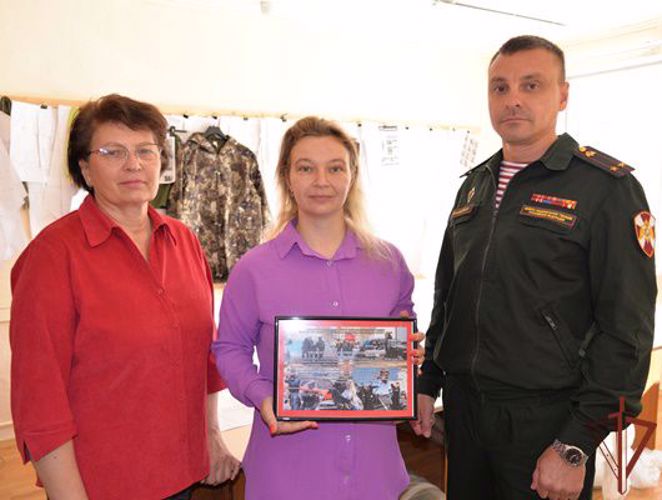 Росгвардейцы поздравили волонтёров общественной организации «Шьём для наших» с первой годовщиной 