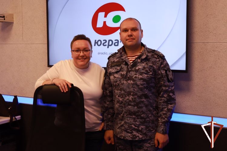 В эфире радиостанции «Югра» офицер отдела госконтроля Росгвардии рассказал о деятельности подразделения