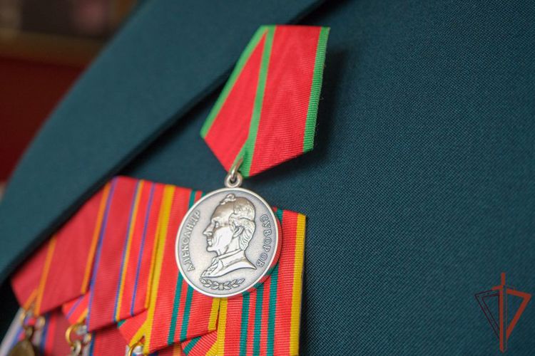 Офицерам Уральского округа Росгвардии вручены государственные награды