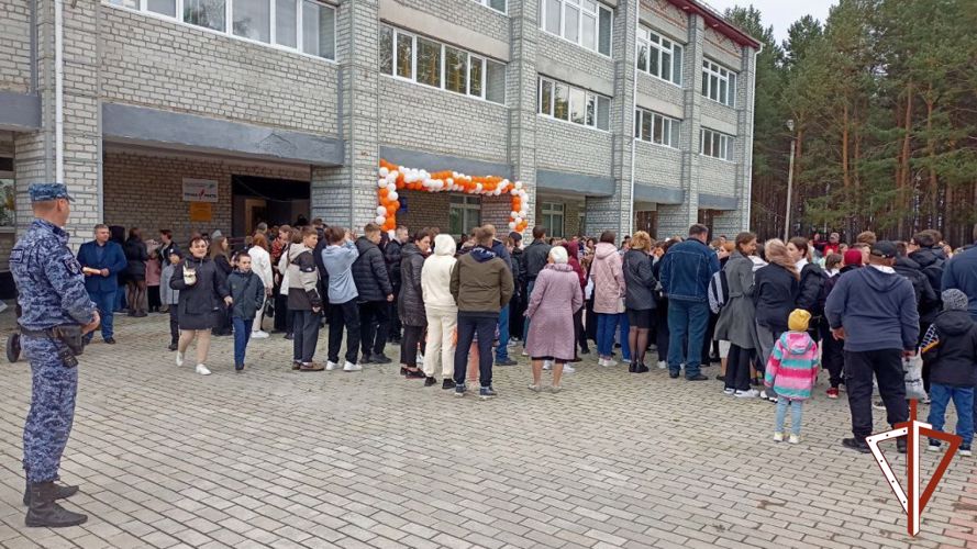 Росгвардия обеспечила безопасность проведения торжественных линеек, посвященных Дню знаний в Югре 