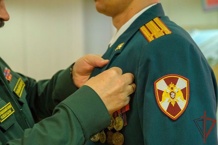 Офицерам Уральского округа Росгвардии вручены государственные награды