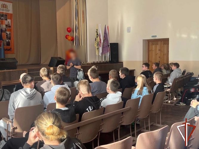 Офицер СОБР «Норд» Росгвардии, обладатель крапового берета провел встречу с учащимися Североуральска