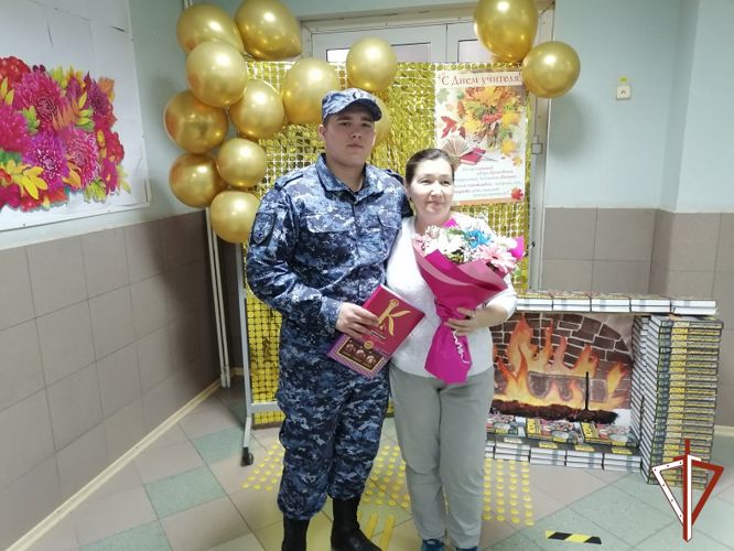 В Югре  Росгвардия поздравила педагогов с Международным днём учителя