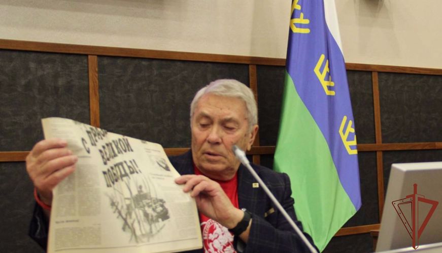 Росгвардейцы встретились в Тюмени с ветераном ведомства - автором идеи акции «Бессмертный полк» 