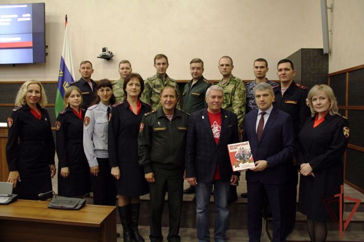 Росгвардейцы встретились в Тюмени с ветераном ведомства - автором идеи акции «Бессмертный полк» 