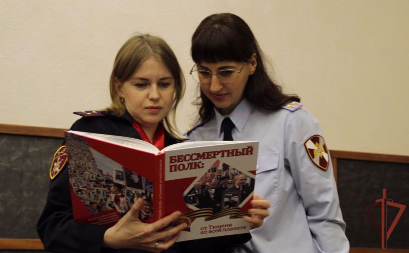 Росгвардейцы встретились в Тюмени с ветераном ведомства - автором идеи акции «Бессмертный полк» 