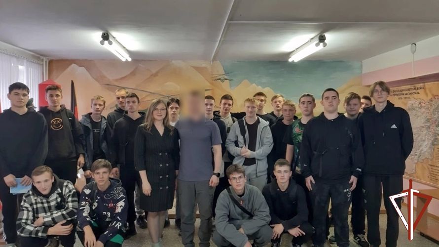 Офицер СОБР «Норд» Росгвардии, обладатель крапового берета провел встречу с учащимися Североуральска