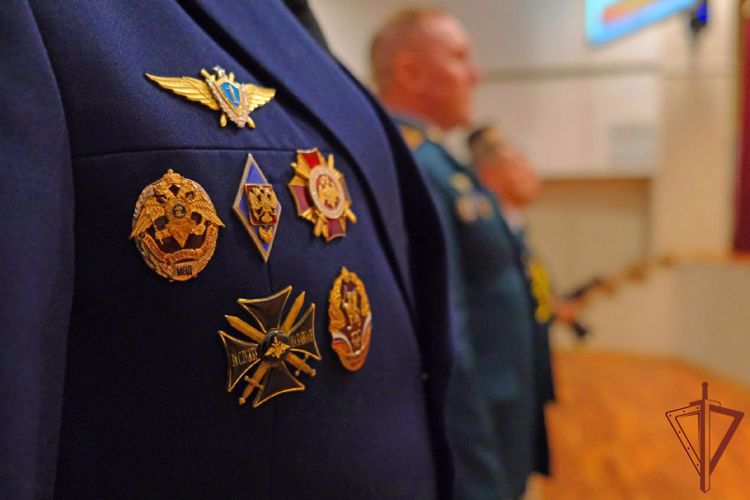 Генерал-полковник Сергей Бойко вручил личный штандарт командующего Уральским округом Росгвардии генерал-лейтенанту Владимиру Спиридонову (видео) 