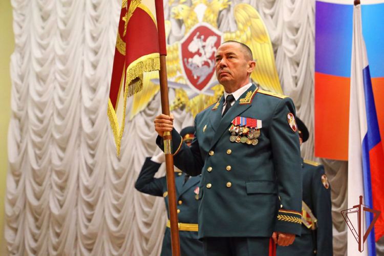 Генерал-полковник Сергей Бойко вручил личный штандарт командующего Уральским округом Росгвардии генерал-лейтенанту Владимиру Спиридонову (видео) 