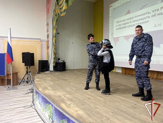 Сотрудники вневедомственной охраны Росгвардии познакомили юных югорчан со своей службой