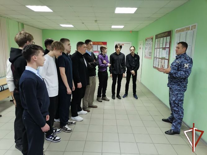 Сотрудники вневедомственной охраны Росгвардии познакомили юных югорчан со своей службой