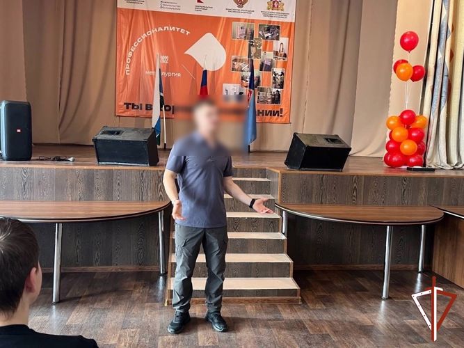 Офицер СОБР «Норд» Росгвардии, обладатель крапового берета провел встречу с учащимися Североуральска