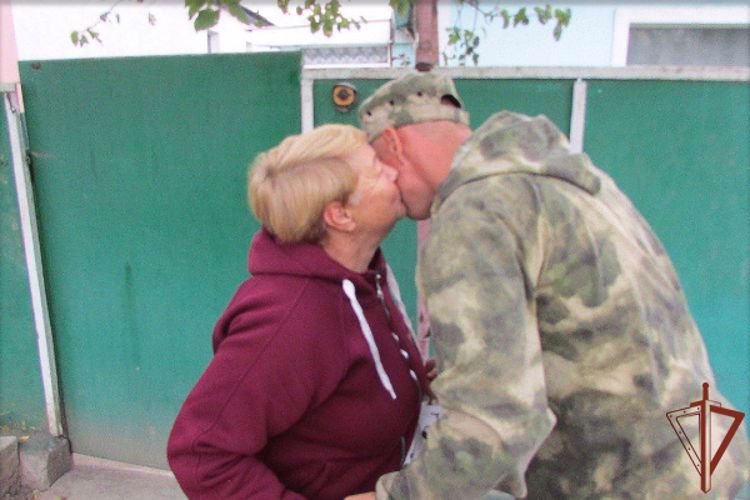 Росгвардейцы оказывают помощь населению ЛНР