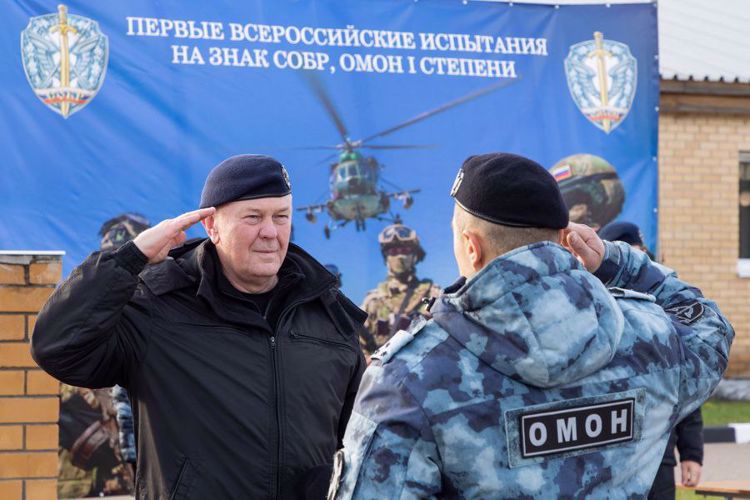 В Росгвардии впервые состоялись испытания на право ношения знака отличия полицейского спецназа 