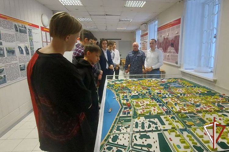 Сотрудники вневедомственной охраны Росгвардии провели День открытых дверей, посвященный легендарному оружейному конструктору Михаилу Калашникову