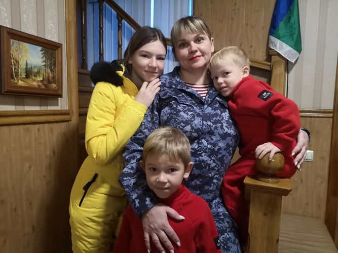 В Югре представители Росгвардии проводят мероприятия, посвященные ведомственному проекту «С любовью к маме»
