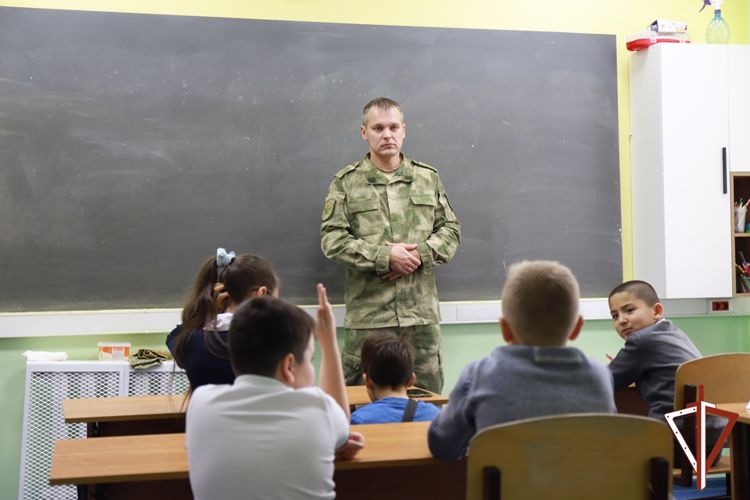 Испектор ВАИ Росгвардии напомнил юным югорчанам правила дорожного движения в период осенних каникул