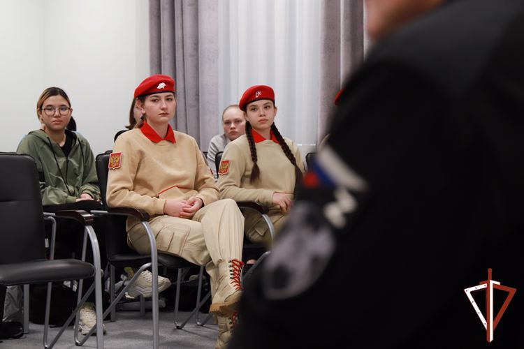 Офицеры спецназа Росгвардии рассказали о героях ведомства учащимся средней школы № 6 города Ханты-Мансийска