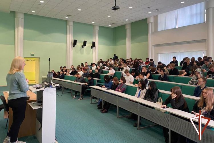 В преддверии Дня народного единства росгвардейцы провели встречу со студентами Югорского государственного университета
