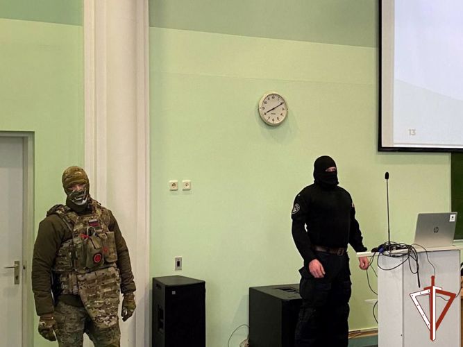 В преддверии Дня народного единства росгвардейцы провели встречу со студентами Югорского государственного университета