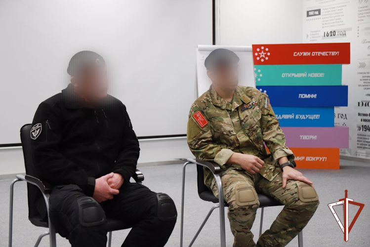 Офицеры спецназа Росгвардии рассказали о героях ведомства учащимся средней школы № 6 города Ханты-Мансийска