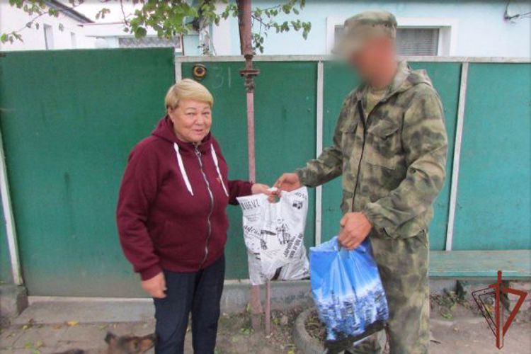 Росгвардейцы оказывают помощь населению ЛНР 