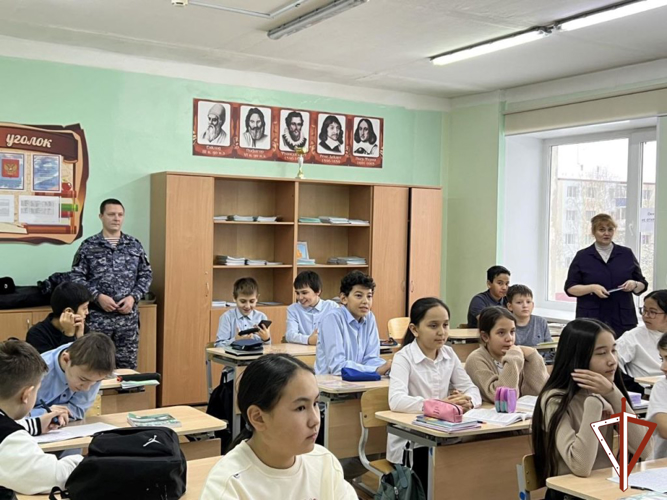 Росгвардейцы в Югре приняли участие в юбилейных мероприятиях, посвященных 30-летию со Дня принятия Конституции России 