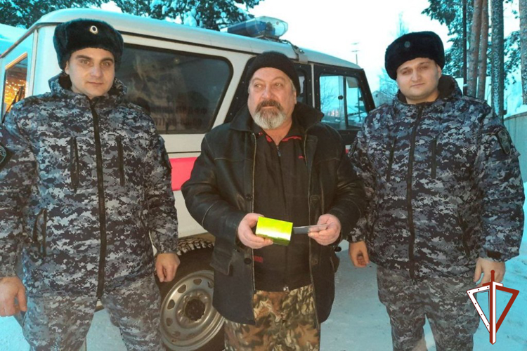 В преддверии Нового года сотрудники Росгвардии навестили семьи погибших товарищей, проживающих в Югре