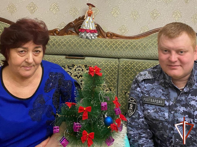 В преддверии Нового года сотрудники Росгвардии навестили семьи погибших товарищей, проживающих в Югре