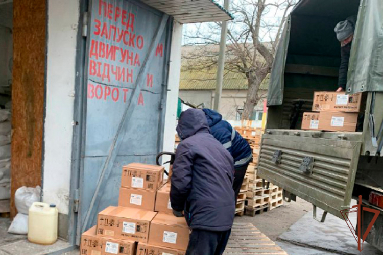 Росгвардейцы доставили гуманитарную помощь жителям Херсонской области